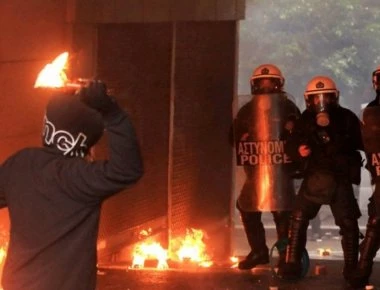 Καταδρομική επιχείρηση 100 κουκουλοφόρων με 40 μολότοφ στο Α/Τ Ομονοίας: 4 αστυνομικοί τραυματίες